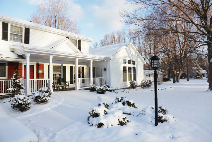 Read more about the article 9 Essential Winter Lawn Care Tips for Your Property This Season