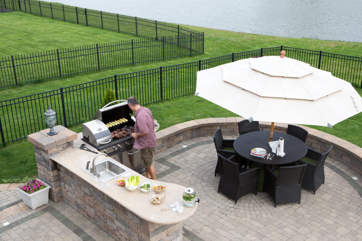 You are currently viewing What To Include In Your Outdoor Kitchen Design